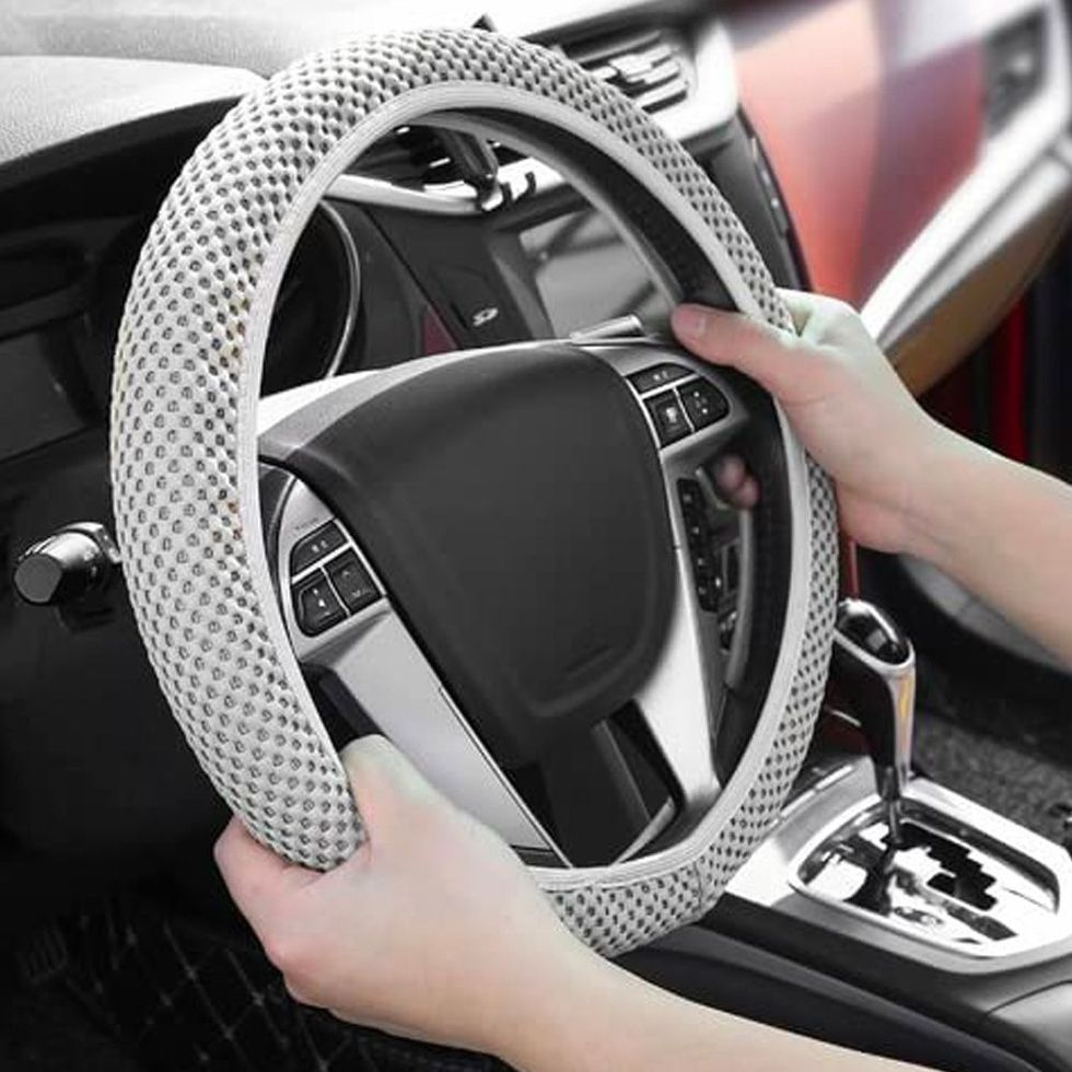 How to stretch the steering wheel cover?